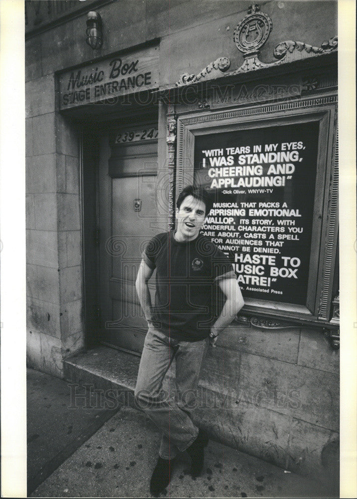 1993 Press Photo Con Oneill outside New York&#39;s Music Box - Historic Images