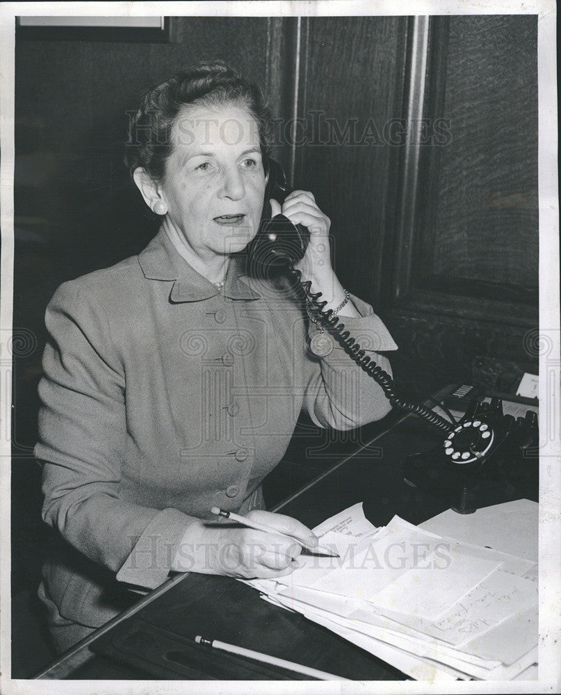 1954 Press Photo Miss Bess O&#39;Neill Secretary to Mayor of Chicago Martin Kennelly - Historic Images