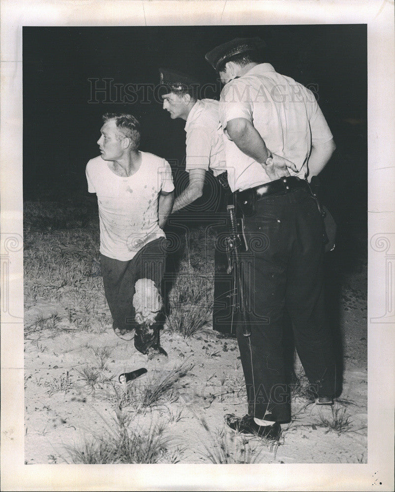 1963 Press Photo Policeman Tom Haslett Snaps Handcuffs On Burglar Donald Osman - Historic Images