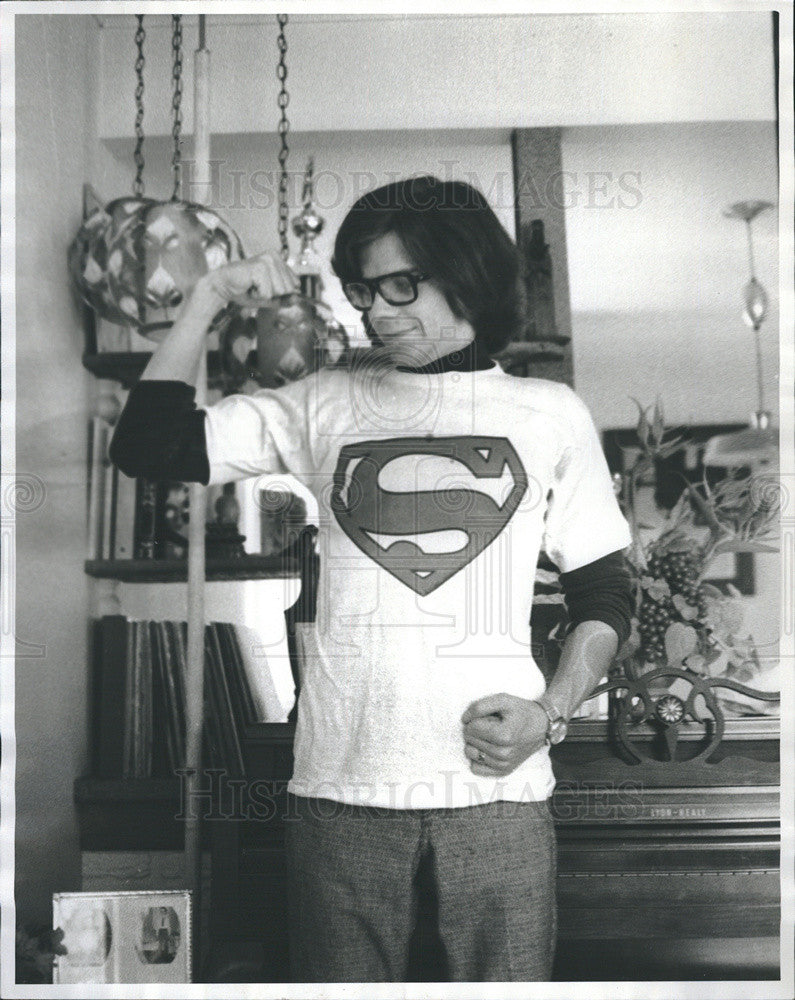 Press Photo Man In Superman Shirt Shows His Lack Of Muscles Unlike Man Of Steel - Historic Images