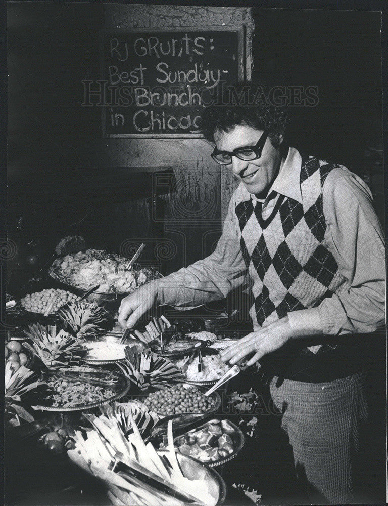 1975 Press Photo Jerry A. Orzoff Realtor And Restaurant Owner Enjoys Buffet Meal - Historic Images