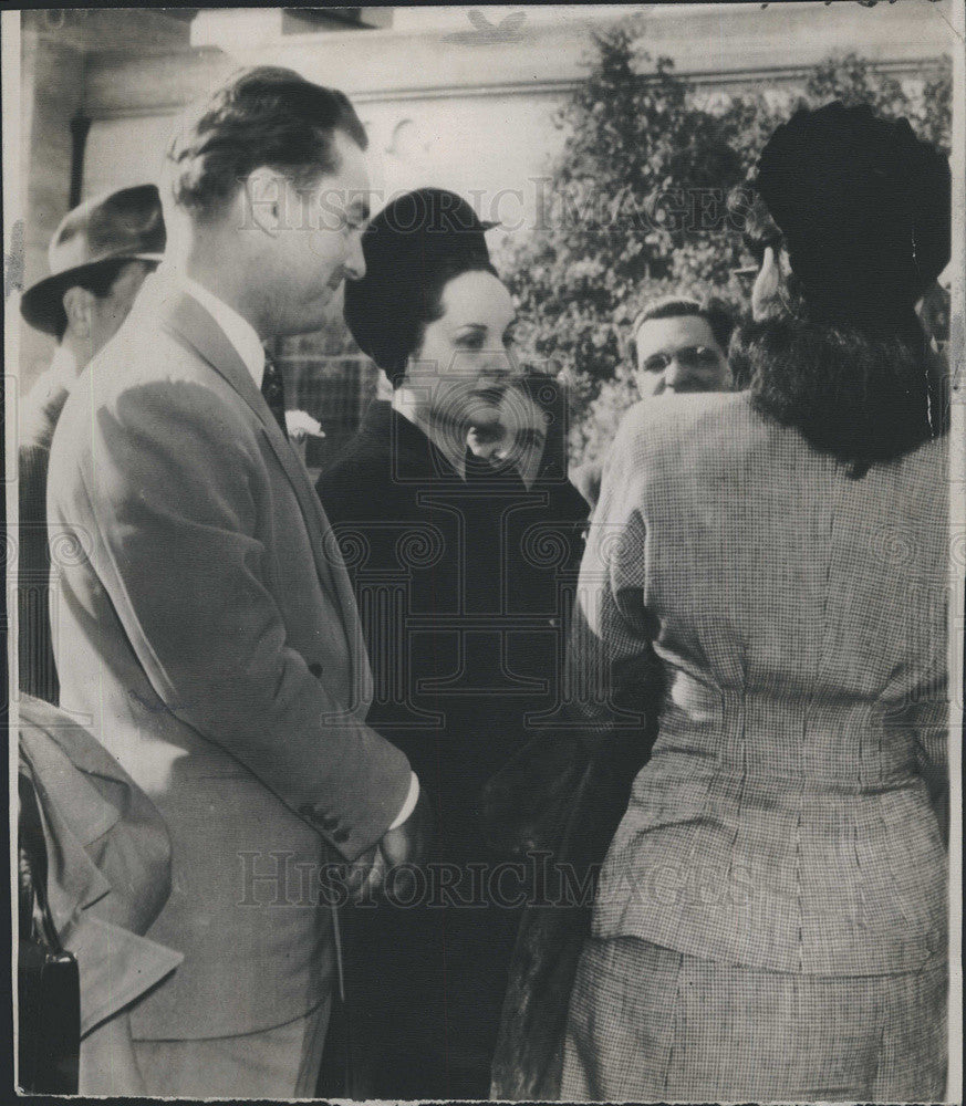 1947 Press Photo Actress Charlotta Montijo, waits during W.C. Field rites. - Historic Images