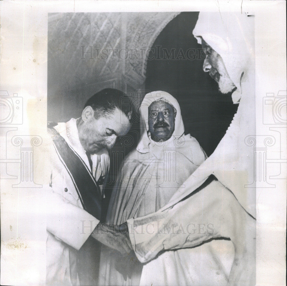 1953 Press Photo French Moroccan Sultan Moulay Mohammed Ben Arafa is Welcomed - Historic Images