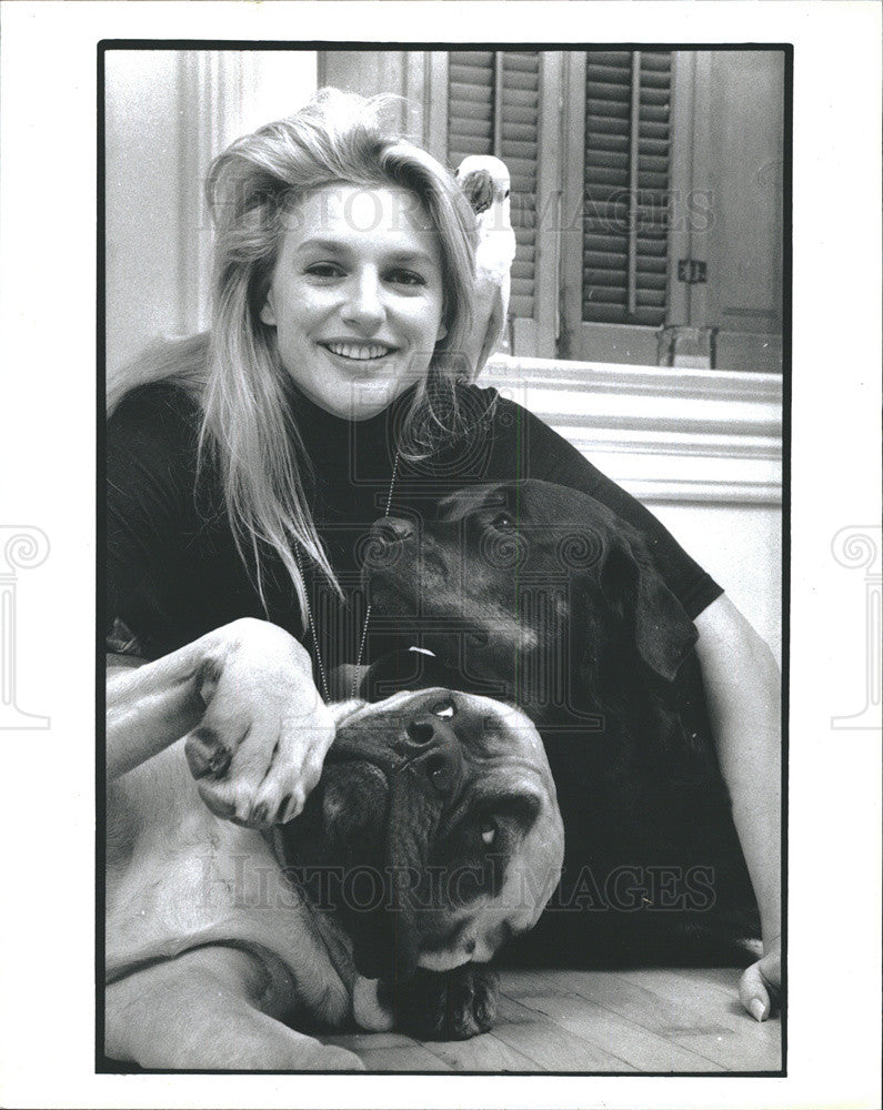 1993 Press Photo Eleanor Mondae With Her Pets Betty Wilma And Pebbles - Historic Images