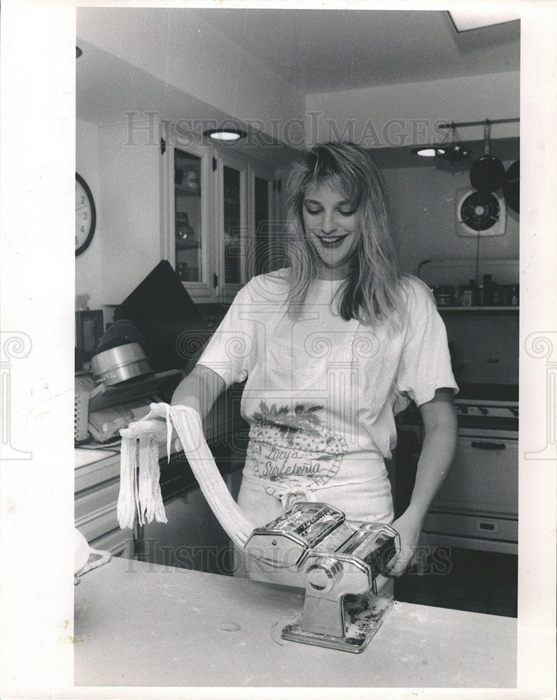 1988 Press Photo Eleanor Mondale Cooking Fettucine A La Fritz - Historic Images