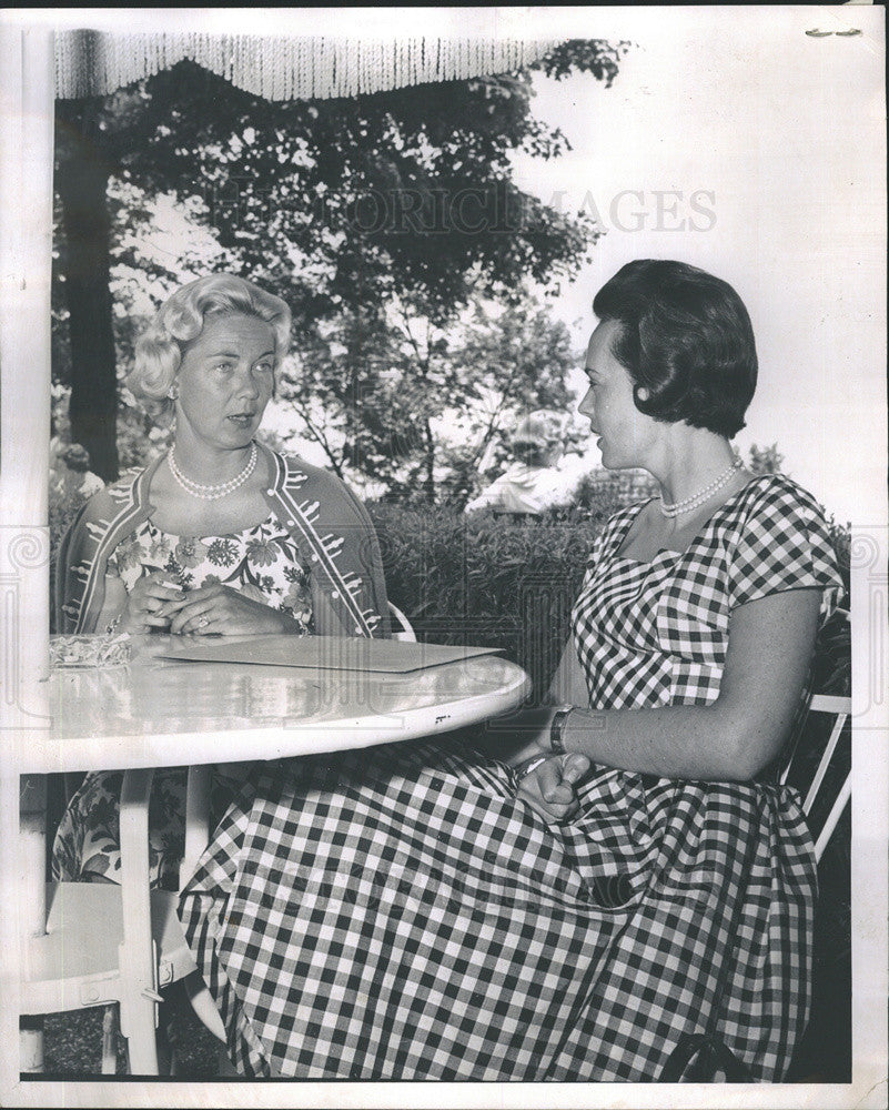 1961 Press Photo Mrs J Hampton Monroe And Friend In Dresses Chat About Pro Golf - Historic Images