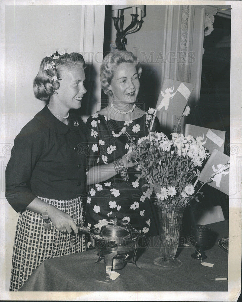 1960 Press Photo Mrs William Searle (L) and Mrs. J. Hampton Monroe - Historic Images