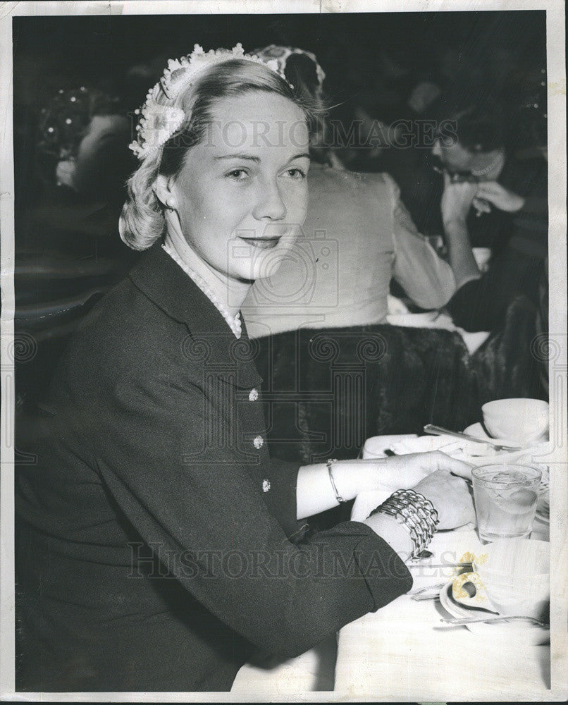 1955 Press Photo Mrs. J. Hampton Monroe liked the clothes designed the Marchesa - Historic Images