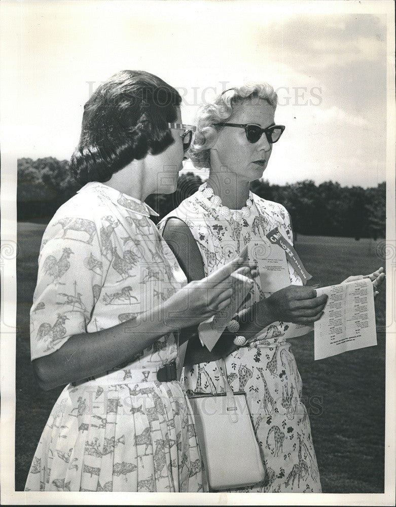 1963 Press Photo Mrs Postell Mrs Monroe Children&#39;s Memorial Hospital Pro Am Golf - Historic Images