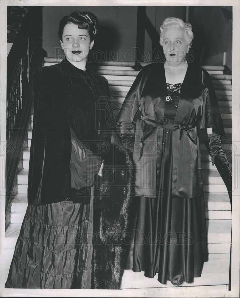 1948 Press Photo Mrs Pierre Monteux/Mrs Viviane Gerald Of San Francisco In Gowns - Historic Images