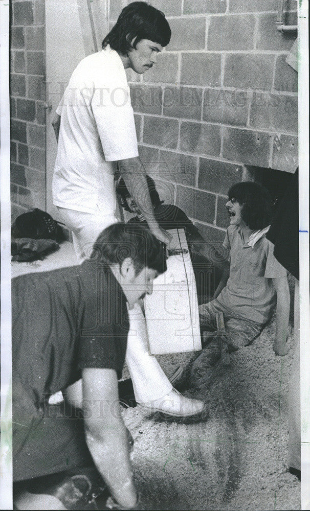 1974 Press Photo Zenon Raczak, 20. pinned in a auger. - Historic Images