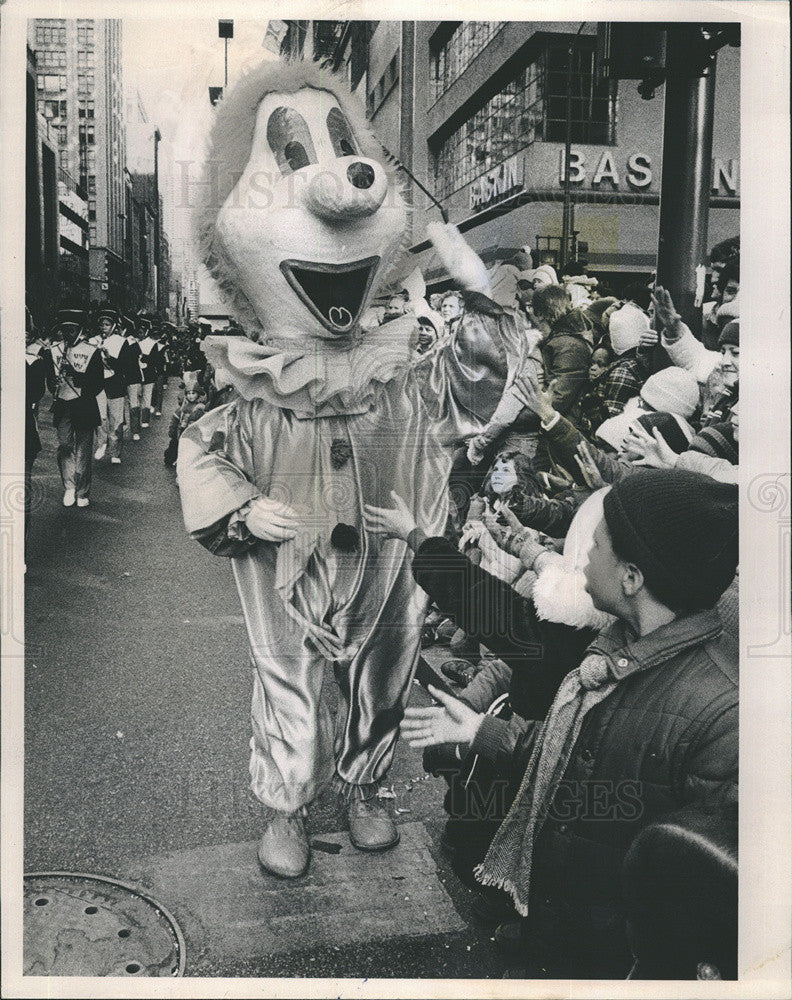 1980 Press Photo Michael Zielenziger Clown Costume State Street Christmas Parade - Historic Images