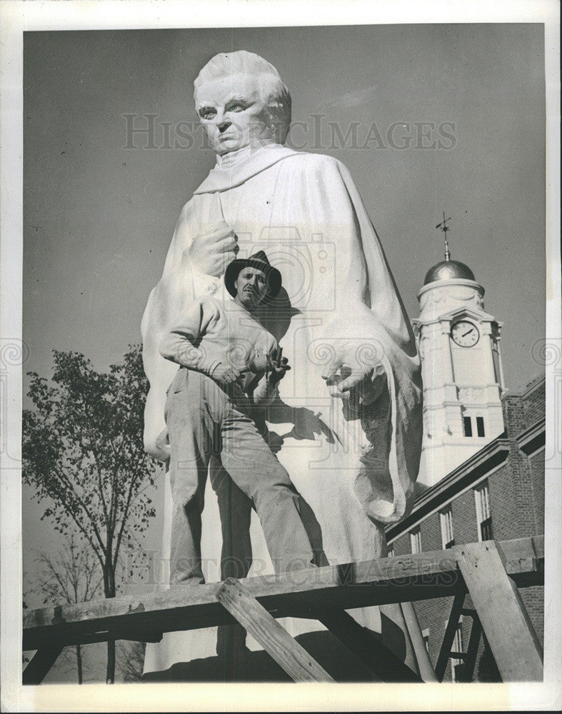 1941 Press Photo Korczak ZlolowskiIn front Of Completed Noah Webster Statue - Historic Images