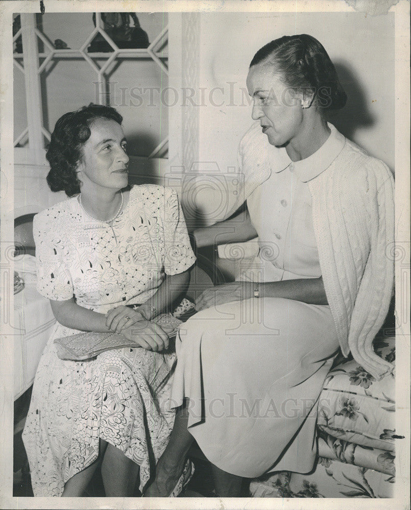 1946 Press Photo St. Luke&#39;s committee members, Mrs. Prosser and Mrs.Clements - Historic Images