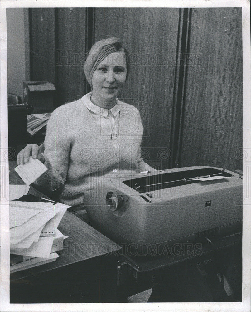 1970 Press Photo Travel Clerk Elaine Price Chicago &quot;What&#39;s Goin&#39; On&quot; - Historic Images