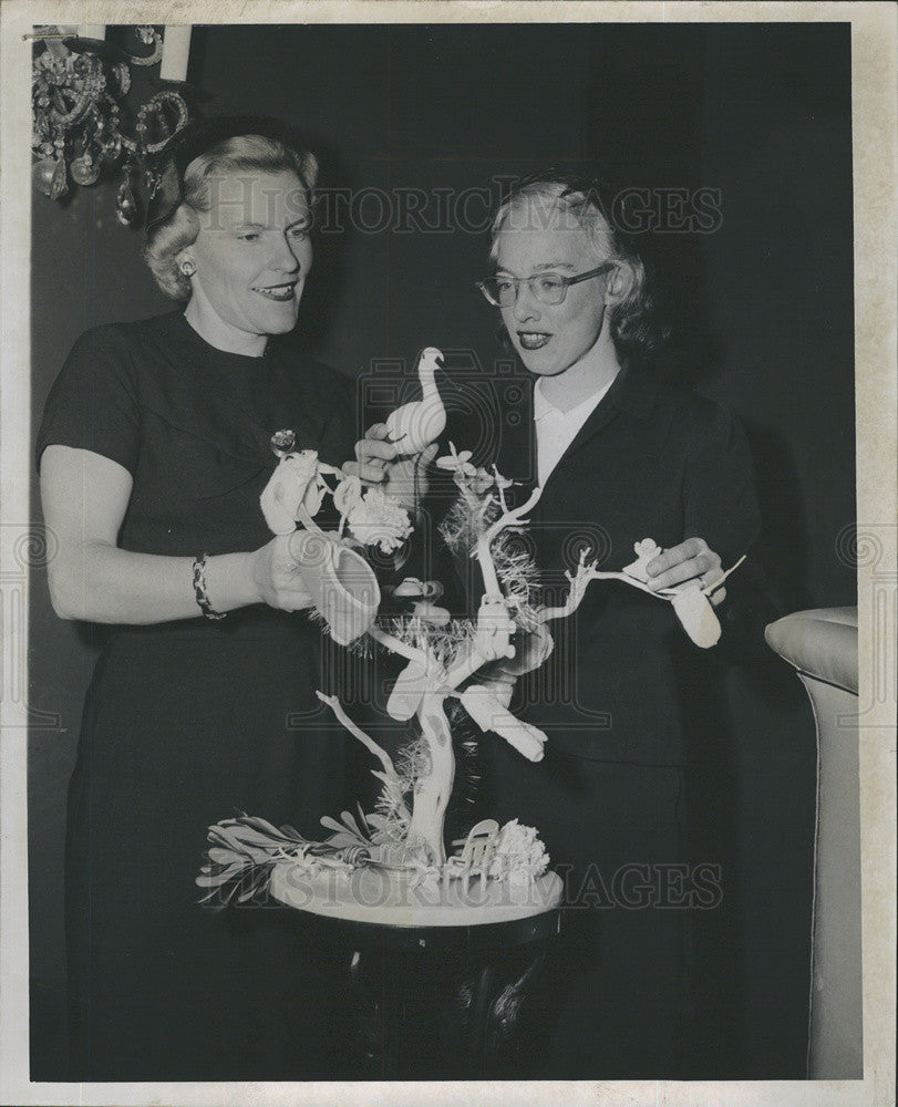 1957 Press Photo Pictured are Mrs. Henry Preston and Mrs. J. Sinclair Armstrong. - Historic Images