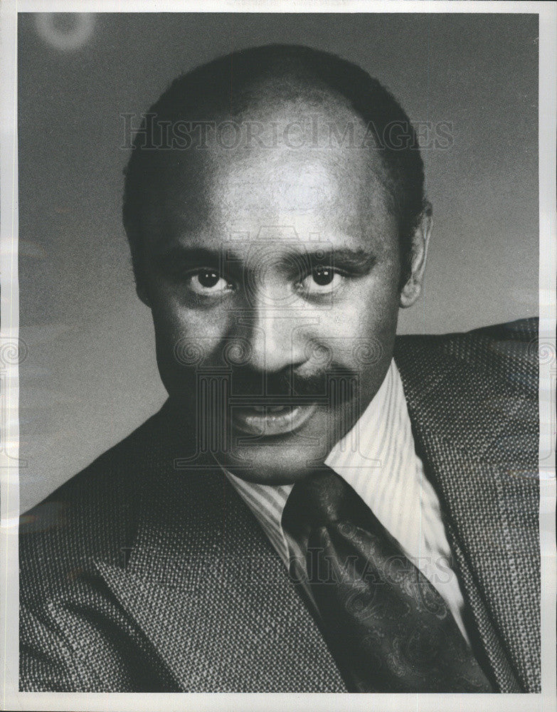 1977 Press Photo J.A. Preston stars in &quot;All&#39;s Fair,&quot; a comedy series on CBS. - Historic Images