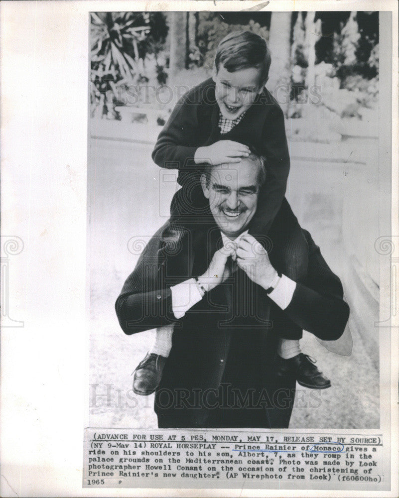 1965 Press Photo Prince Rainier of Monaco carrying Prince Albert on his shoulder - Historic Images