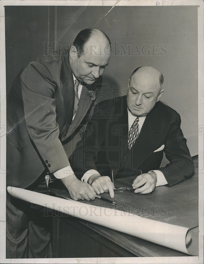 1940 Press Photo James Farley and Oliver Quayle reviews seating chart for Democr - Historic Images