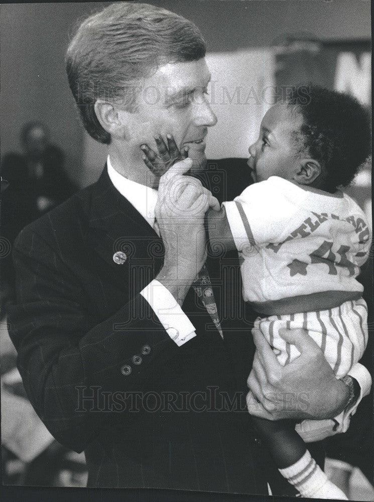 1991 Press Photo Vice President Dan Quayle holds Eugene Mcgraw. - Historic Images