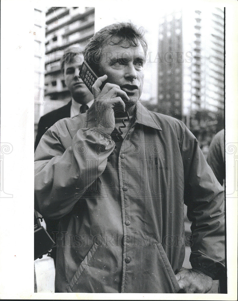 1988 Press Photo Dan Quayle on a phone-radio interview - Historic Images