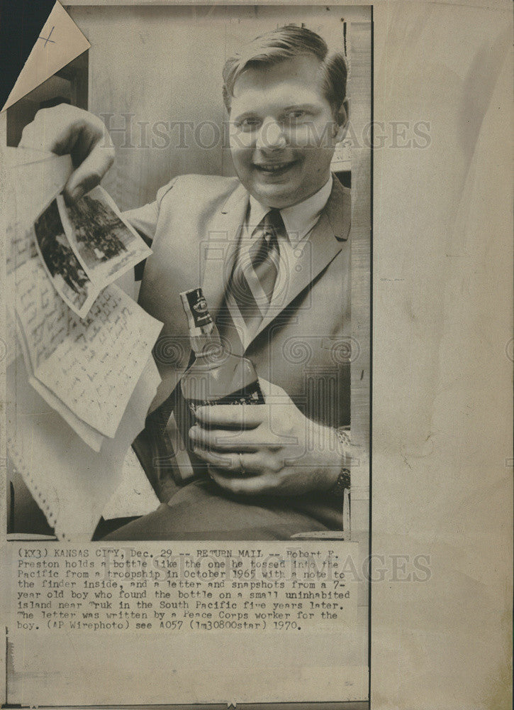 1970 Press Photo Robert Preston letter snapshots boy Truk South Pacific bottle - Historic Images