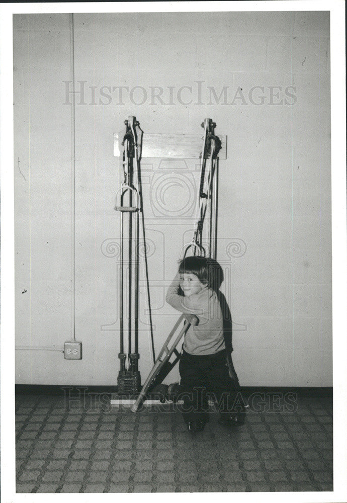 Press Photo Child playing with a pulley system - Historic Images