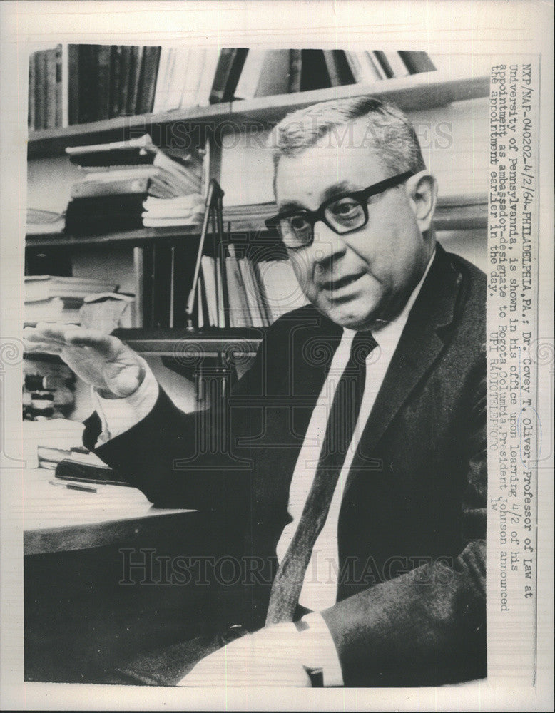 1964 Press Photo University Pennsylvania Law Professor Dr Covey Oliver - Historic Images