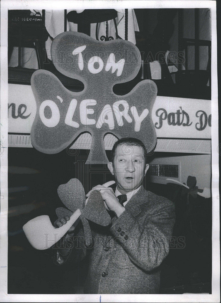 1971 Press Photo Key Club Tommy O&#39;Leary With Sign St Patrick&#39;s Day - Historic Images