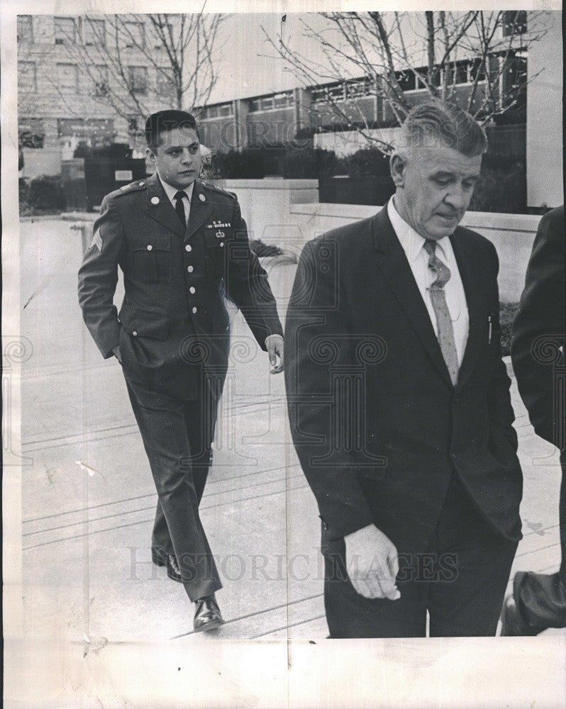 1967 Press Photo Army Sergeant Richard Oliva Speck Trial Witness Walking - Historic Images