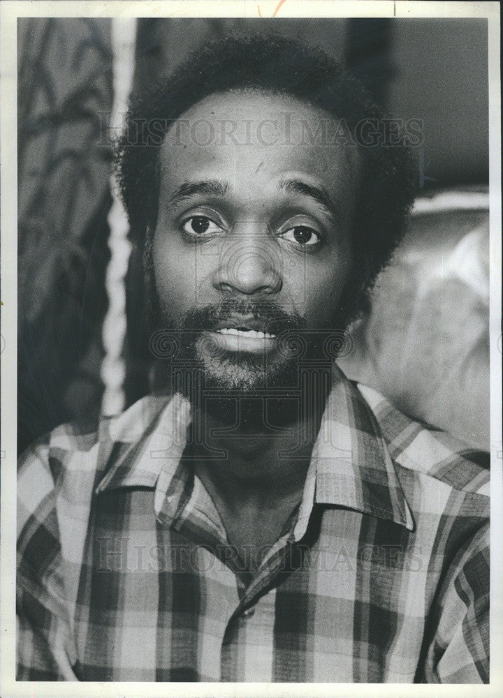 1981 Press Photo Reverend Edward Pack Helped A Stabbed Man Interview Candid - Historic Images
