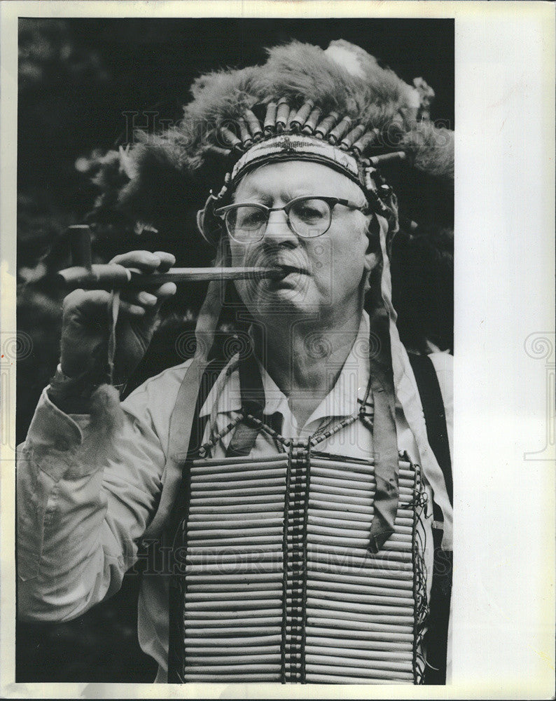 1984 Press Photo Indian Rights Expert Virgil Vogel With Paraphanelia - Historic Images