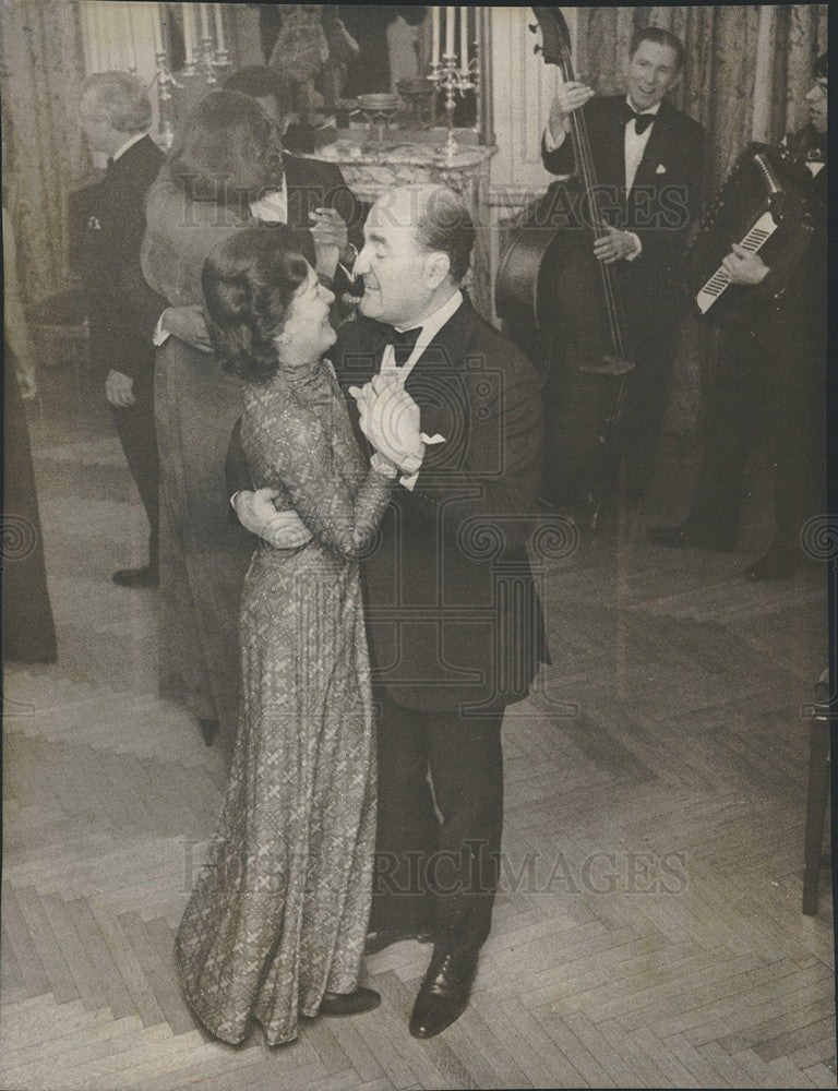 1975 Press Photo Alejandro Orfila Ambassador Argentina Deena Clark TV Host - Historic Images