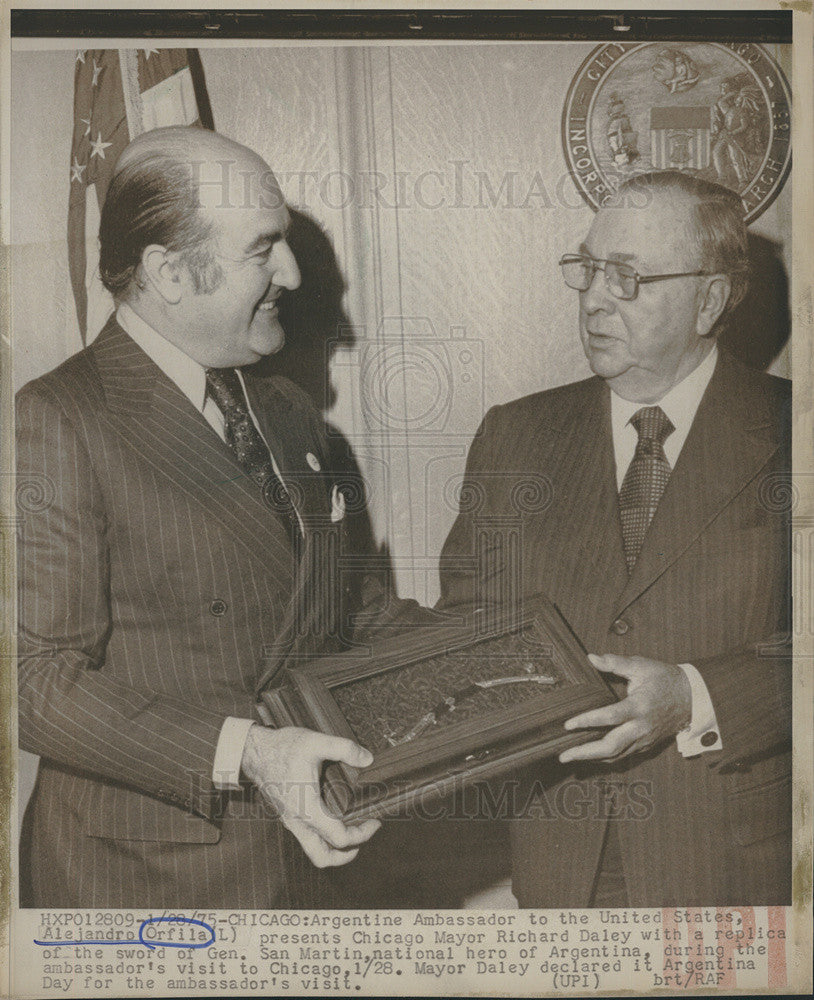 1975 Press Photo Ambassador Alejandro Orfila Argentina Mayor Richard Daley - Historic Images