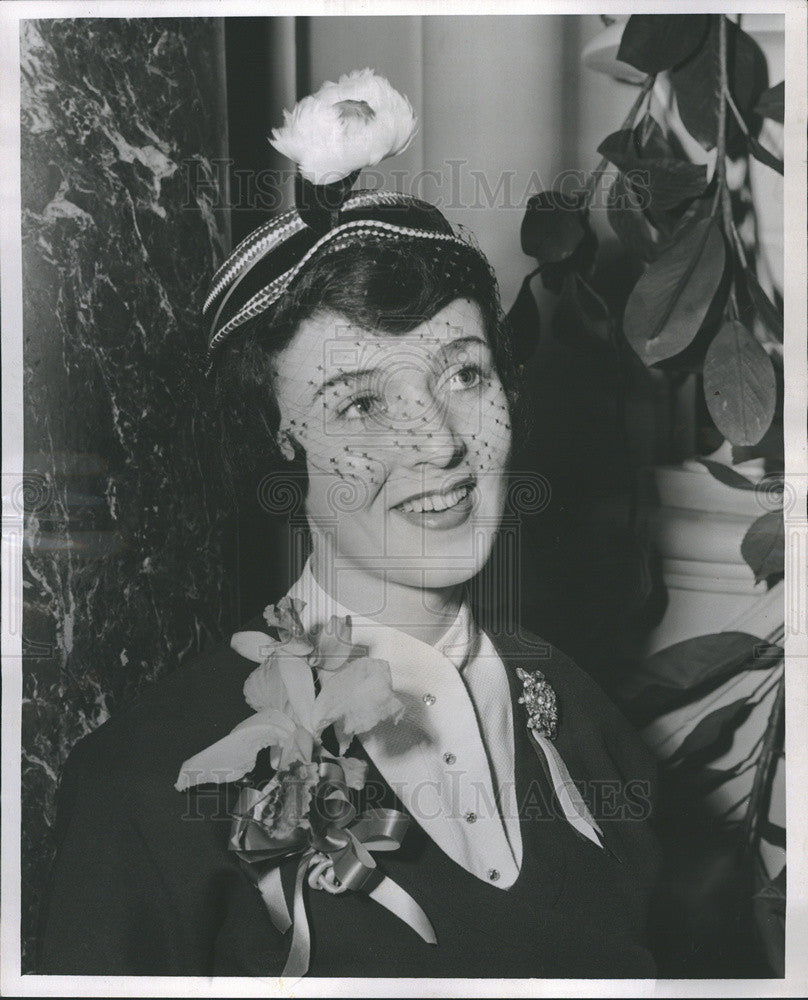 1953 Press Photo Eleanor McGee Wearing Winning Easter Hat Brunet Class - Historic Images