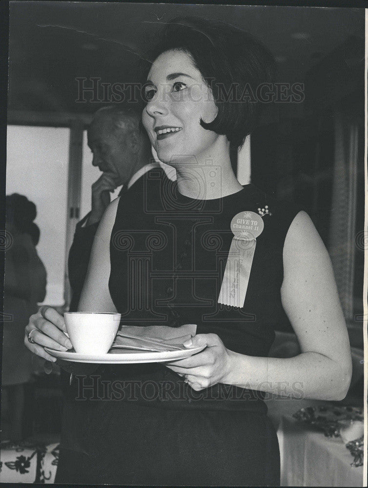 1966 Press Photo WTTW Fundraising Party Volunteer Mrs James O'Riley Holds Drink - Historic Images