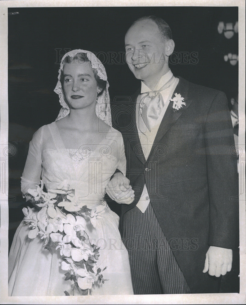 1958 Press Photo Newlyweds Mr Mrs Richard O&#39;Riley Leaving Church After Wedding - Historic Images