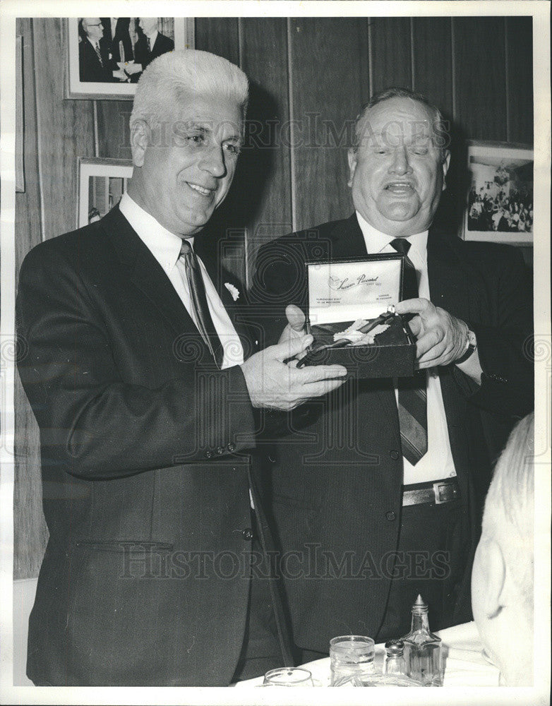 1964 Press Photo Detective Richard O&#39;Leary  Retired Officer AT His Honor Party - Historic Images