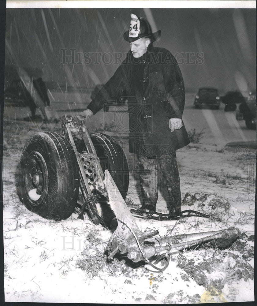 1954 Press Photo Fire capt. Willard Noorlag plane crash landing - Historic Images