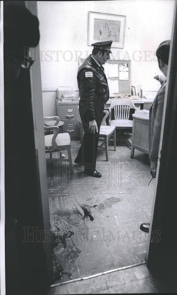 1974 Press Photo Sgt. Joe Nolan Inspects Scene Barton Elementary School Shooting - Historic Images