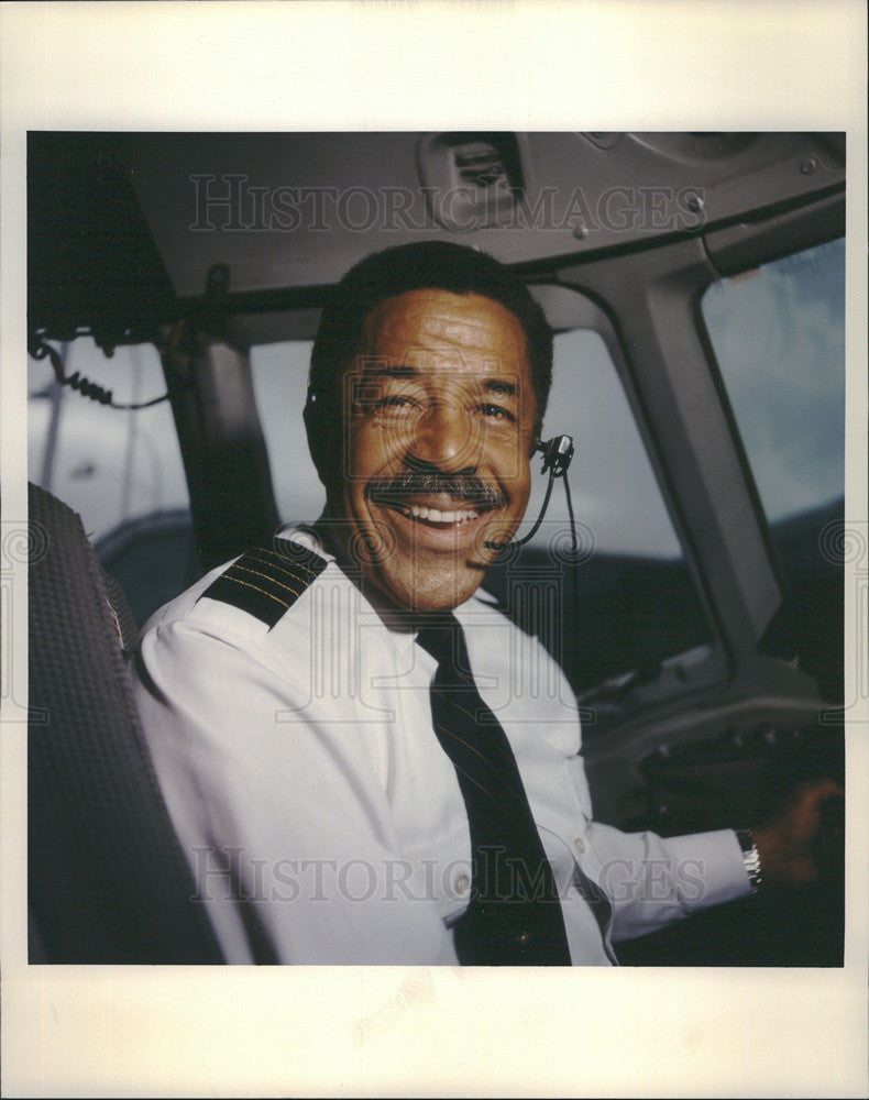 1996 Press Photo Captain William R. Norwood First Black Pilot United Airlines - Historic Images