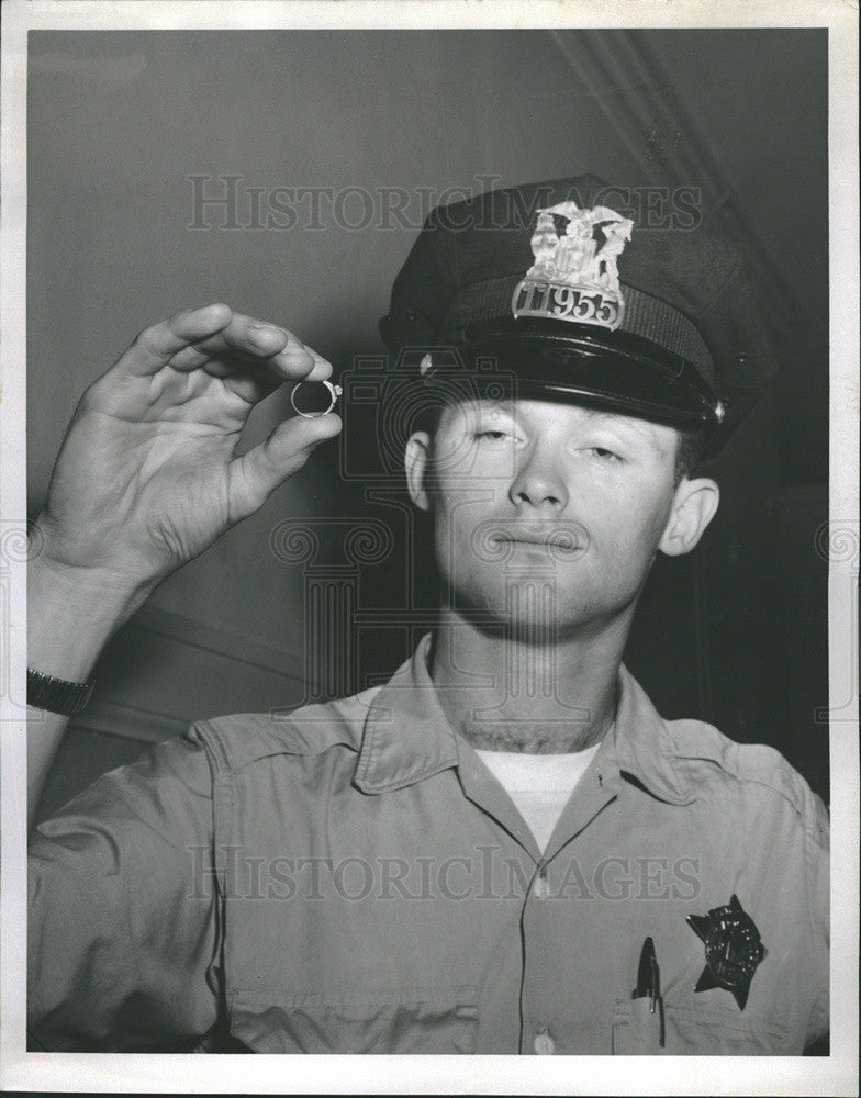 1960 Press Photo Policeman John Noland Holding Ring Of Murdered Rossane Beckman - Historic Images