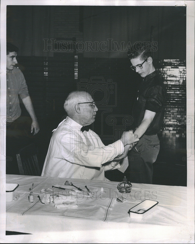 1961 Press Photo Dr. Julias Novak Medical Director Paul Minarik TB Test - Historic Images