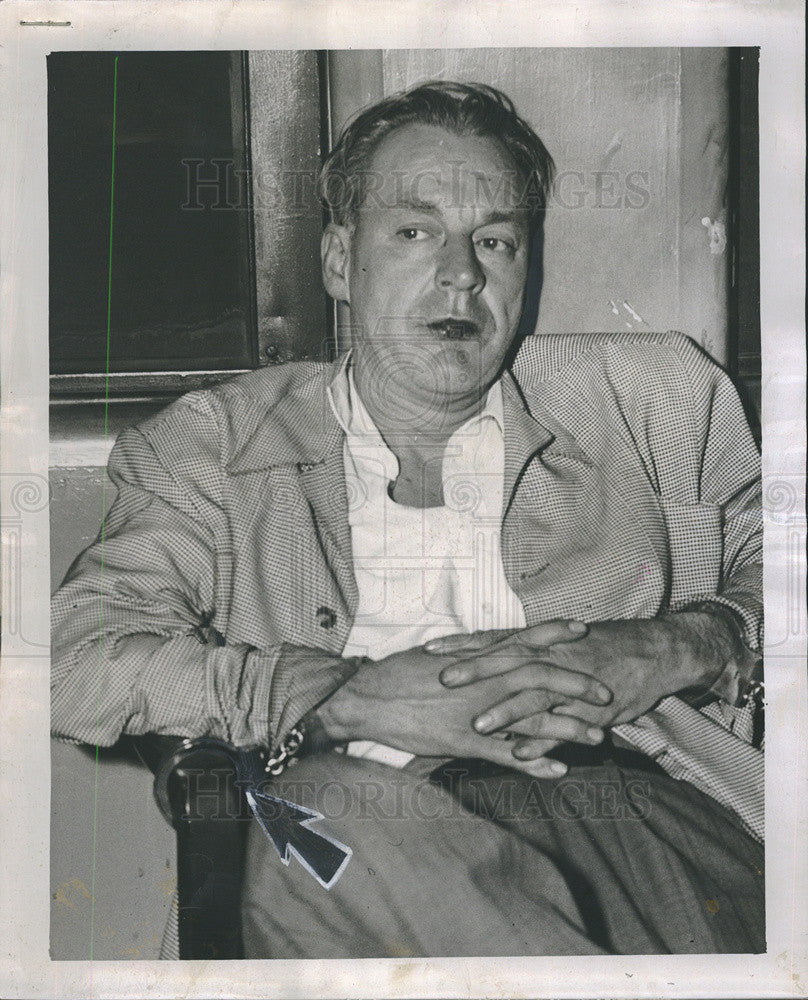 1962 Press Photo Policeman J.J. Nolan Handcuffed to chair Bar killing - Historic Images