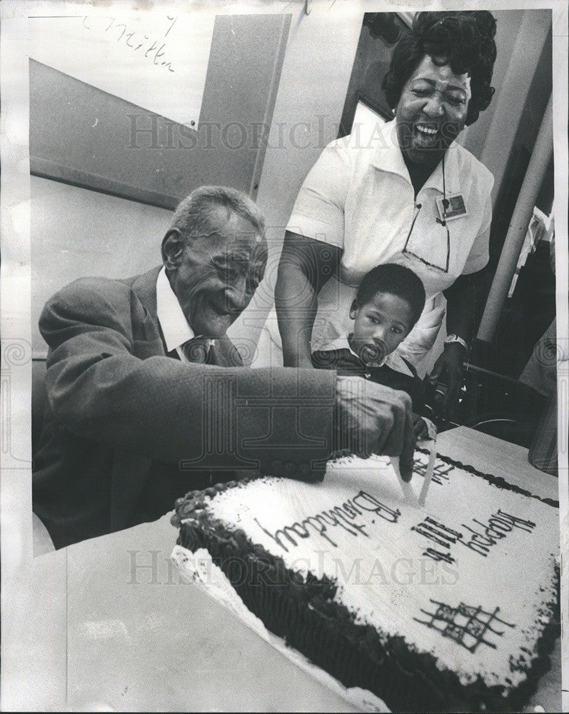 1976 Press Photo John Miller Chicago Oldest Citizen Richie Jones Grace Wilbert - Historic Images