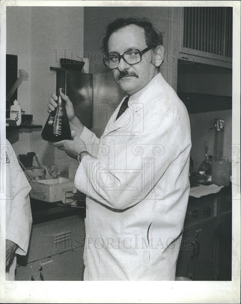 1982 Press Photo Irving Miller Synthetic Blood University Illinois - Historic Images