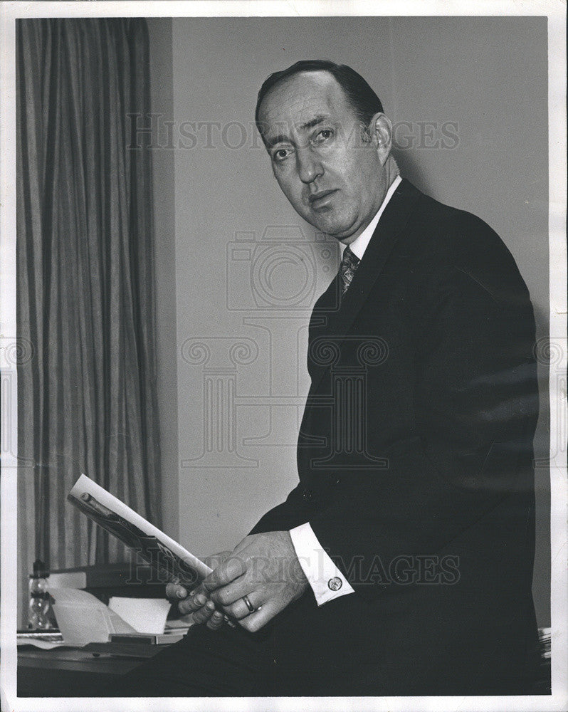 1968 Press Photo Weight Watchers Magazine Publisher Leonard Mogel In Office - Historic Images