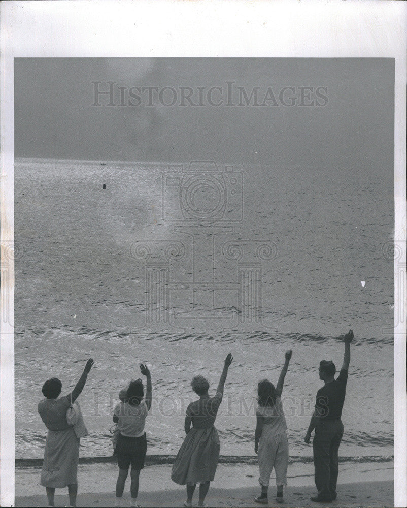 1960 Press Photo Martin Mogk Lake Michigan Swimmer Mother Wife Sister - Historic Images