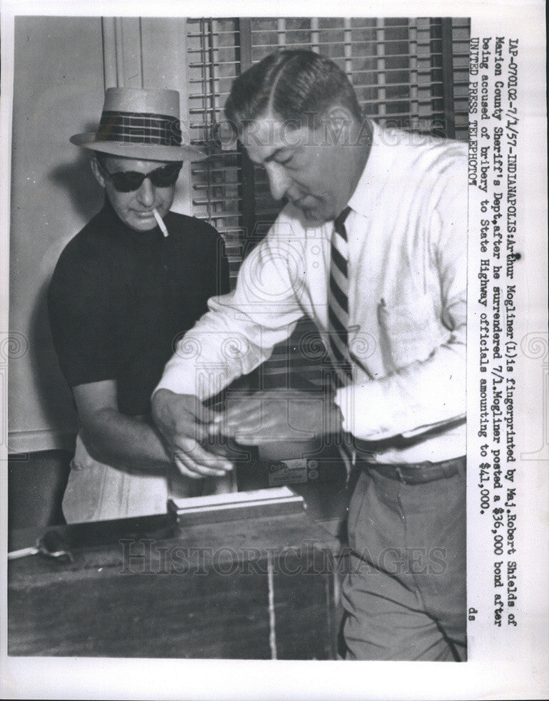 1957 Press Photo Arthur Mogliner Major Robert Shields Fingerprinting Bribery - Historic Images