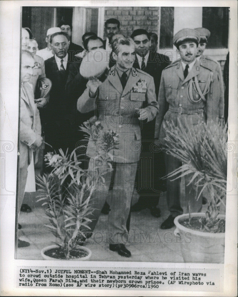 1960 Press Photo Shah Mohammed Reza Pahlevi Waving To Crowd Tehran Hospital - Historic Images